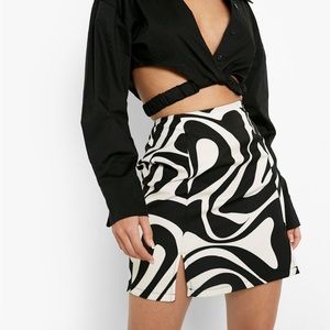 BOOHOO Black and White Swirl Mini skirt